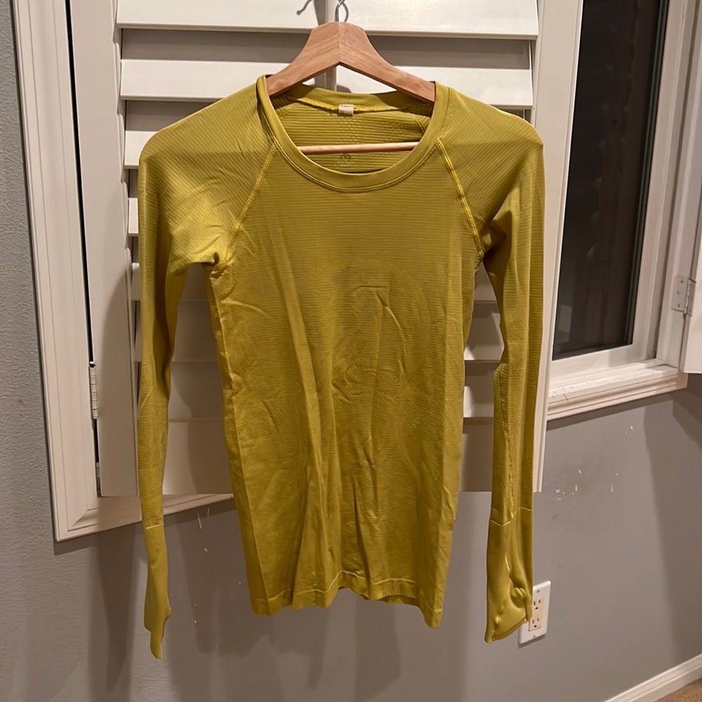 Lululemon yellow women’s work out shirt